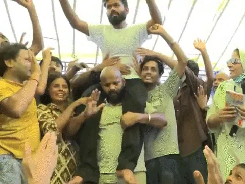  अभिजीत दीपके और अन्य प्रदर्शनकारियों ने जंतर-मंतर पर जश्न मनाया:कहा- संविधान जीत रहा है; लोगों ने दीपके को कंधे पर बैठाया 