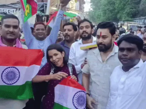  काशी में शिक्षामंत्री के इस्तीफे पर छात्रों ने मनाया जश्न:एक-दूसरे को खिलाई मिठाई, बोले- युवा तय करेंगे कौन नेता काम कर रहा 