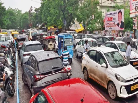 ट्रैफिक अव्यवस्था:50 बड़े सरकारी दफ्तर, रोज 10 हजार लोगों की आवाजाही, पार्किंग सिर्फ 700 की... नतीजा- हजारों गा​ड़ियां सड़कों पर 