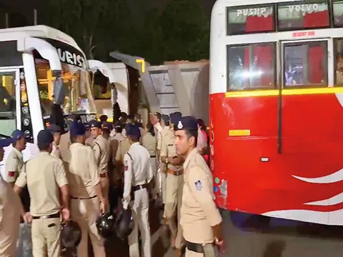 तिलक मार्केट समेत 24 घरों में सर्चिंग:200 जवानों ने आधी रात को इतवारा घेरा, कपड़ों के ढेर में गांजा-हथियार 