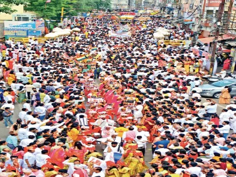  चातुर्मास:शहर ने की मुनियों की अगवानी 
