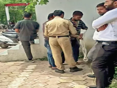  पुलिस का ड्रामा:आरोपी को कोर्ट ले जाने से पहले पट्‌टा चढ़ाया, जेल आते ही उतारा 