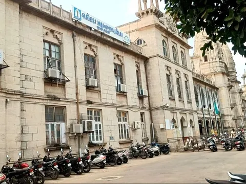  મહાનગરપાલિકાએ 2500 ખાડા શોધ્યા:વરસાદ બાદ તંત્રની કામગીરી શરૂ, પાણીના ક્લોરિનેશન તેમજ સાફ સફાઈ ઉપર ભાર મૂકાયો; 40 ટીમ વોર્ડ લેવલની કામગીરીમાં તૈનાત 