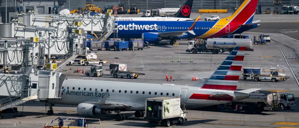 Sinkhole Shuts Down LaGuardia Airport