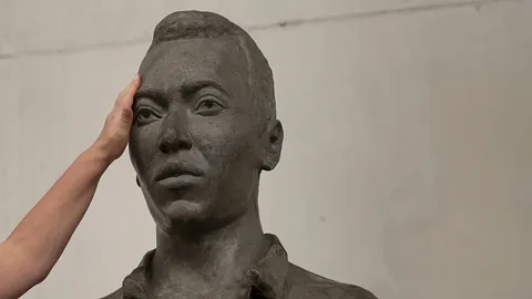 Giant Pele statue installed outside stadium ahead of 2026 World Cup