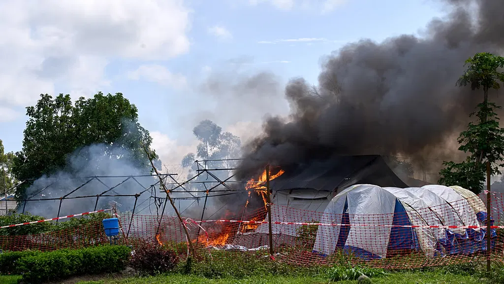 Angry crowd sets fire to Ebola treatment center in Congo