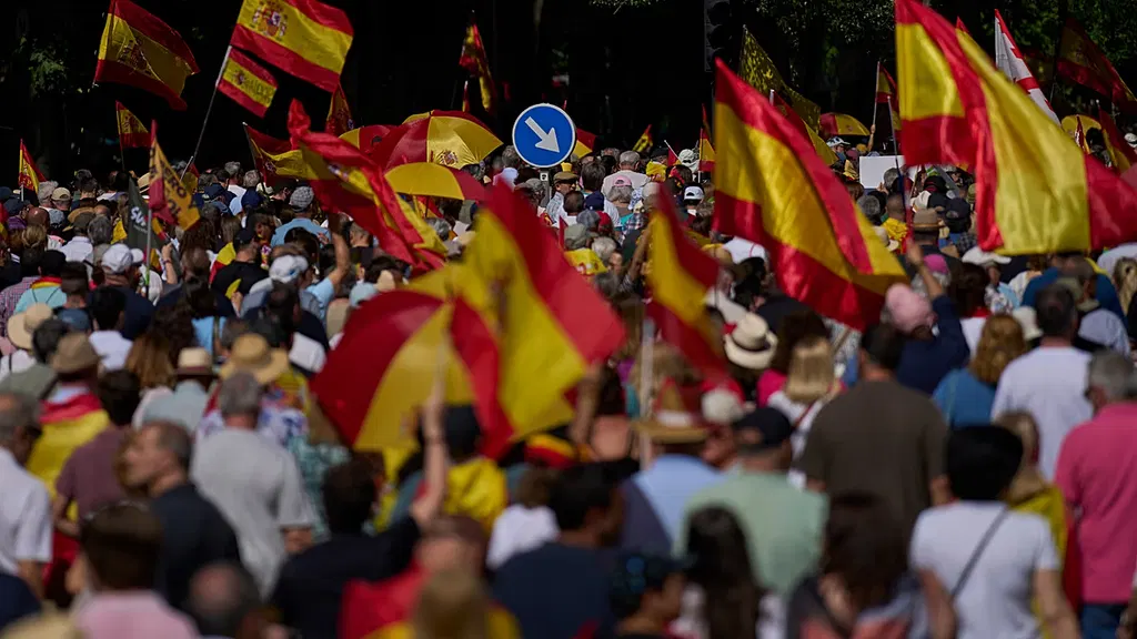 Thousands rally in Madrid demanding Spanish PM Pedro Sánchez resign