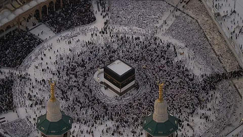 More than 1.5m Muslim pilgrims kick off hajj as Iran peace deal hangs in the balance