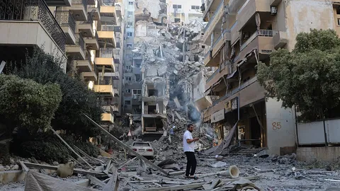 Lebanon: Tyre residents clear rubble after Israeli strikes