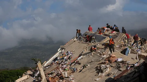 European rescue teams arrive in Venezuela in desperate bid to find quake survivors