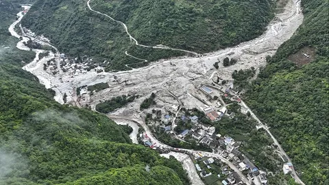 10 killed and nearly two dozen injured after flash floods hit tourist site in northwestern China