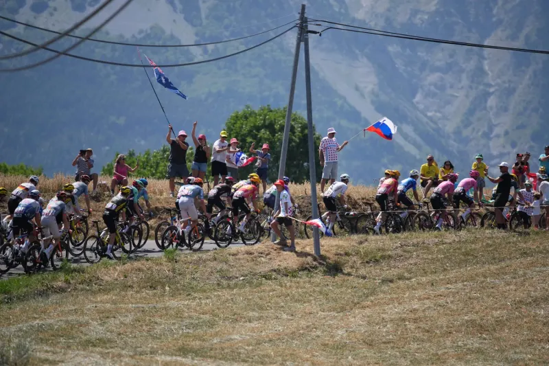 DIRECT. Tour de France 2026 : le bon coup de Lenny Martinez dans l'étape 19 avant l'Alpe d'Huez, le classement