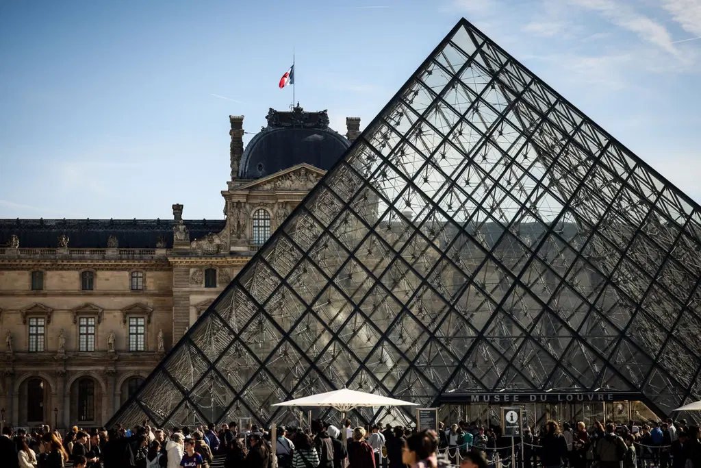 Louvre museum heist set to become a film