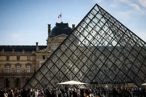 Louvre museum heist set to become a film