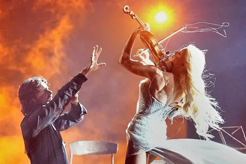 Eurovision final kicks off with Viennese grandeur