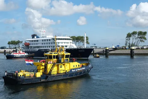 Cruise ship at center of hantavirus outbreak docks in Rotterdam