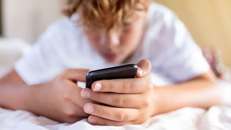Doctors Warn Social Media Poses Smoking-Level Health Risk