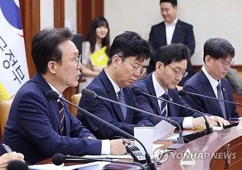 PM calls for expanding communication with newly elected heads of local governments
