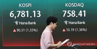 (LEAD) Seoul shares open higher on eased Mideast tensions, mega chip deals