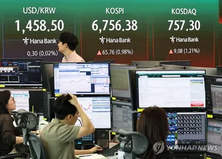 Seoul shares turn lower late Mon. morning on tech slide