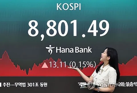 (LEAD) Seoul shares open sharply lower on Wall Street losses, renewed Iran tension; won falls