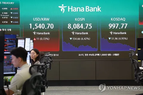 Seoul shares down nearly 4 pct late Fri. morning as tech shares slide