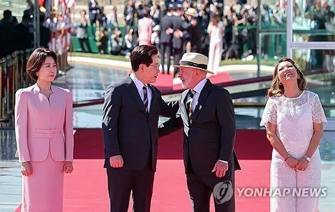Lee arrives in Sao Paulo for business roundtable, meeting with S. Korean community