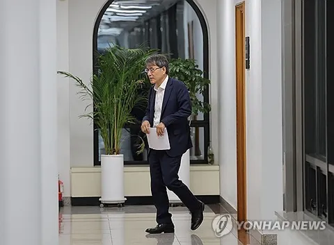(LEAD) Election watchdog rules out postponing election, revote after ballot shortage in Seoul