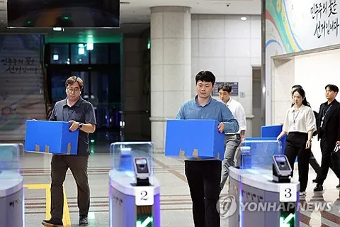 2 election officials booked over ballot shortages in local elections