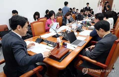 Parliamentary subcommittee passes bill to speed up review of fast-track bills