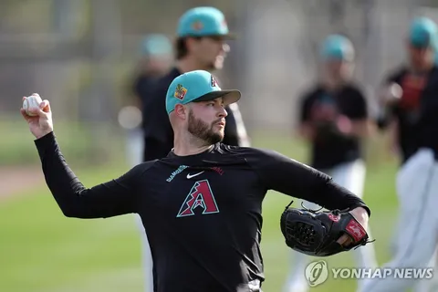 Landers sign new pitcher Thomas Hatch