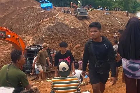 Nine killed at illegal mine in latest Sumatra landslide tragedy as gold surge continues