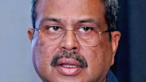 മോദിയുടെ വിശ്വസ്തൻ, 
സമരച്ചൂടിൽ വീഴ്ച