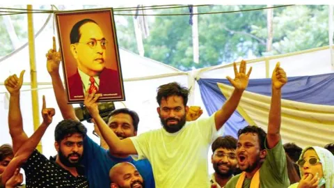 നീ​റ്റി​ൽ​ ​ക​ത്തി
പാറ്റ​ ​വി​പ്ളവം