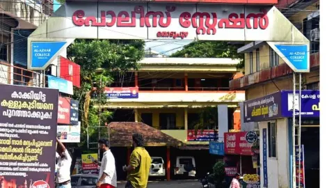 ഡ്യൂട്ടിക്കിടെ മദ്യപിച്ചതായി തെളിഞ്ഞു: 
എസ്.ഐയ്ക്കും സി.പി.ഒയ്ക്കും സസ്പെൻഷൻ