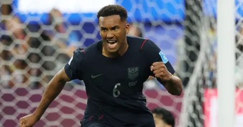 Golazo de Auston Trusty y Estados Unidos rompe el cero frente a Turquía