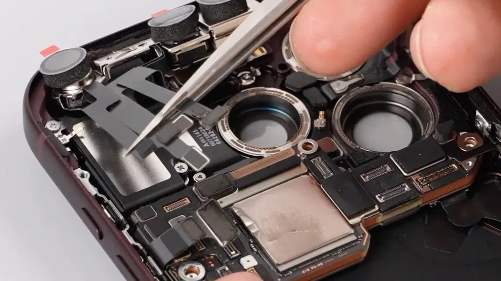 First iPhone 18 Pro teardown shows larger battery and vapor chamber