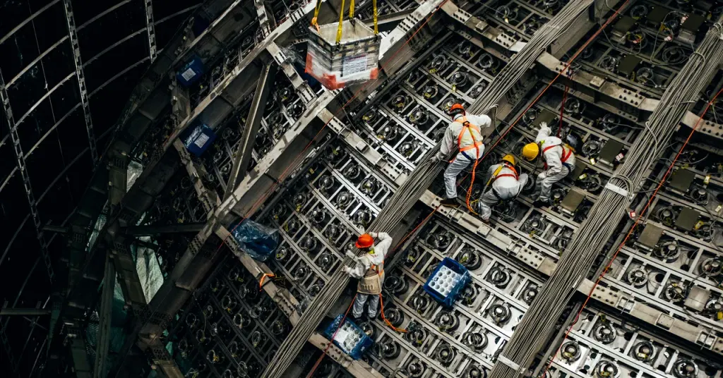 A Scientist Working on the ‘IceCube’ Neutrino Detector Explains the Nobel Prize–Winning Technology