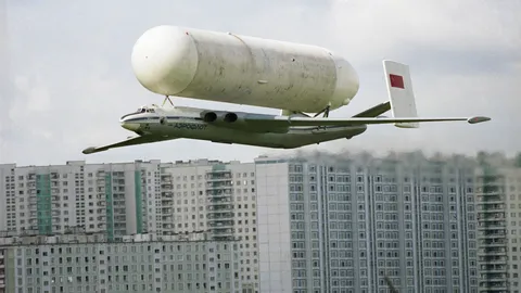 なんだ、これは?宇宙ロケット用の燃料タンクを運ぶアトラント輸送機