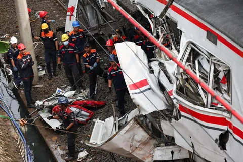 Rescuers recover last victims from Indonesia train wreck that killed 15 and injured dozens
