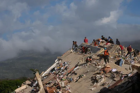 Venezuelans search more earthquake ruins as attention turns to humanitarian crisis