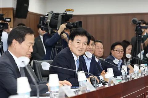 Unification ministry honors UNC officer for border area peace efforts