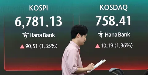 Seoul shares turn lower late Monday morning on tech slide