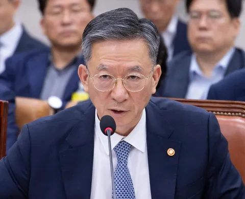  Lee must put victims before partisan politics