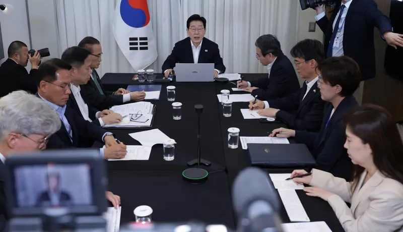 Lee orders retention of oil price caps until price uncertainty completely recedes