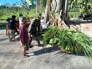 Momen Haru TMMD Semarang: Anggota TNI Bantu Mbah Warno (82) Dorong Gerobak Rumput demi Sambung Hidup
