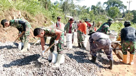 Sepatu Bot Berdebu Jadi Saksi Bisu Perjuangan TNI AD-AL Bangun Desa Cukil di TMMD 129