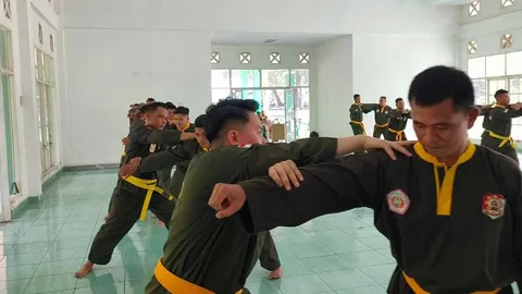 Dipimpin Langsung Tim Jasdam II Sriwijaya, Begini Keseruan Ujian Kenaikan Sabuk Silat Militer di Gedung Juang