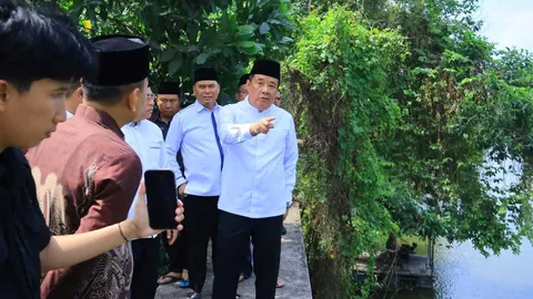 Tinjau Jalan Longsor di Pemulutan Barat, Wagub Sumsel Cik Ujang Minta Proposal Perbaikan Segera Diajukan
