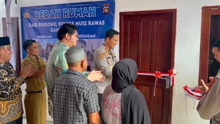 Polres Musi Rawas Gandeng PT SMS Serahkan Bantuan Bedah Rumah untuk Warga Kurang Mampu